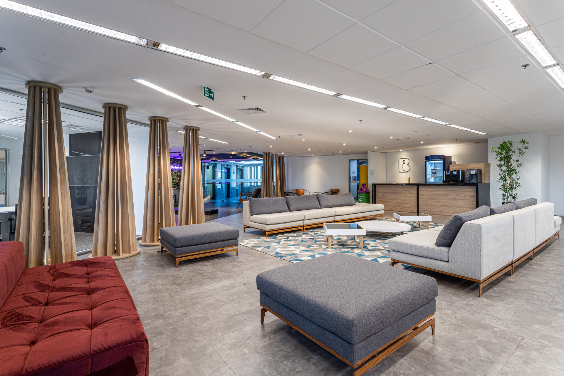 Área de recepção e coworking Be in Pinheiros