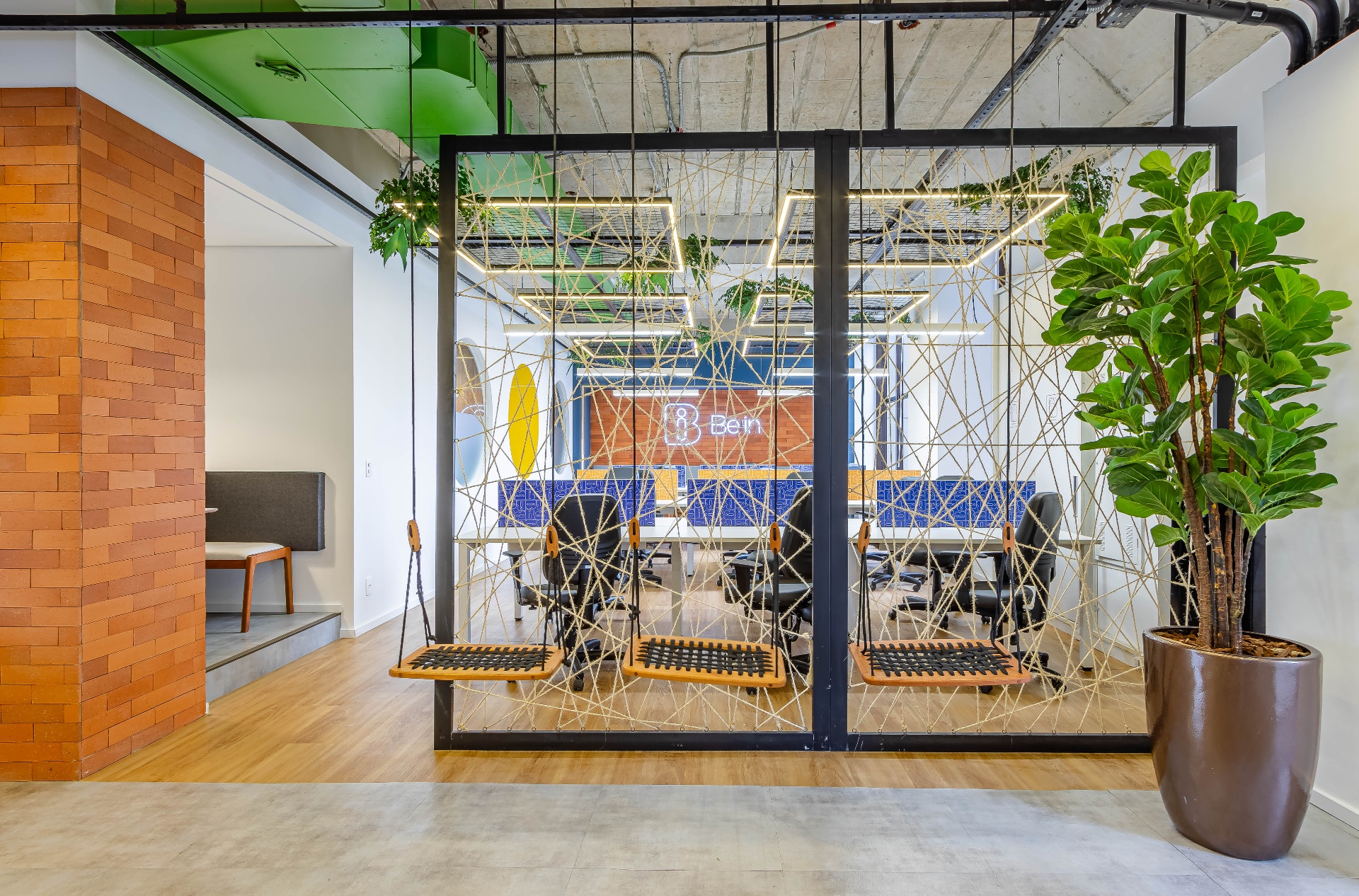 Espaço de coworking Be in Brooklin - Área de descanso com balanços
