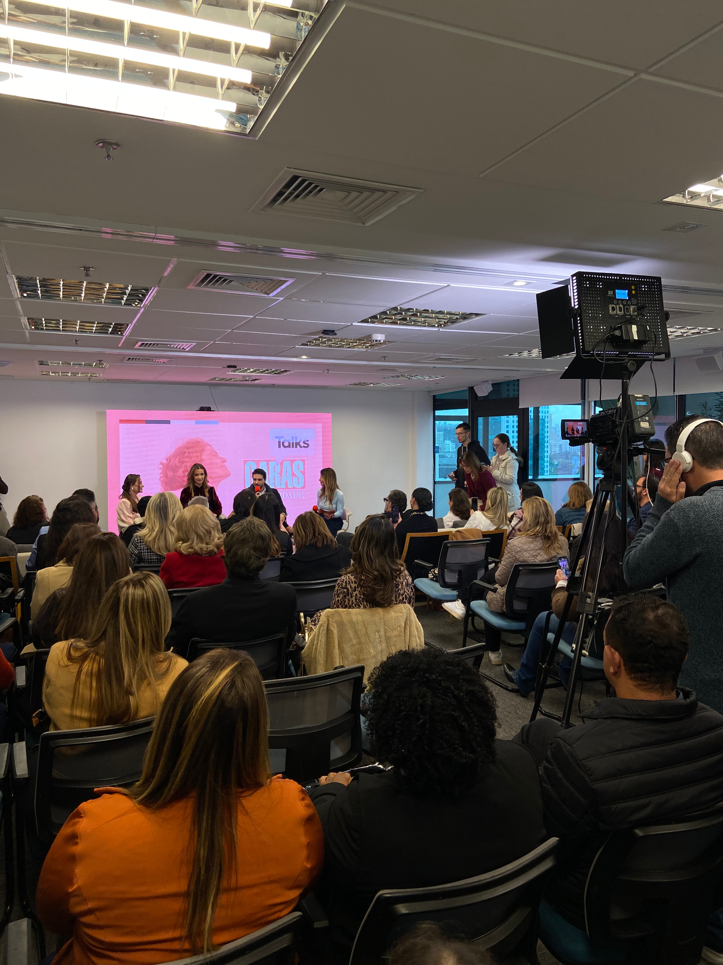Evento com painel de debate no auditório Be in